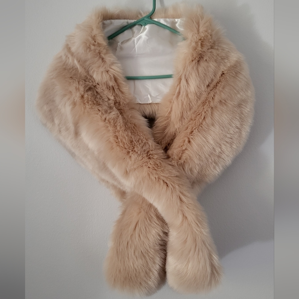 Babeyond elegant champagne Faux fur shoulder wrap